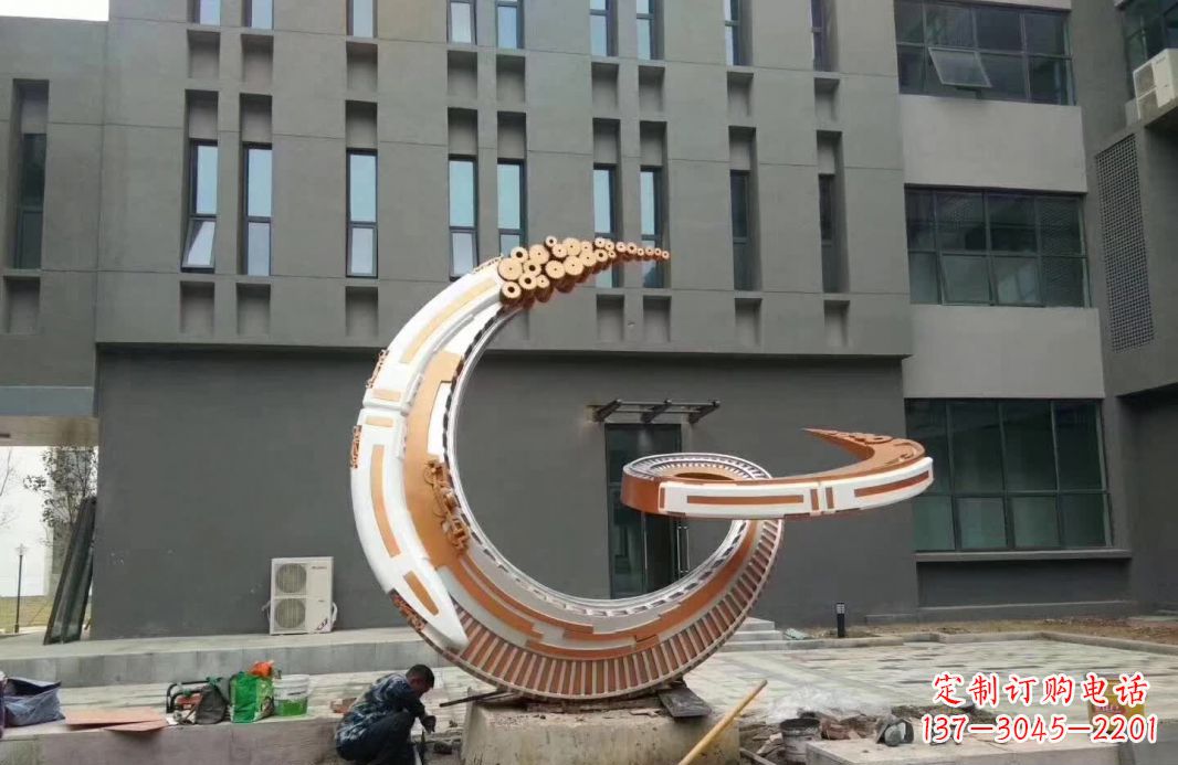 益阳小区抽象不锈钢月亮雕塑
