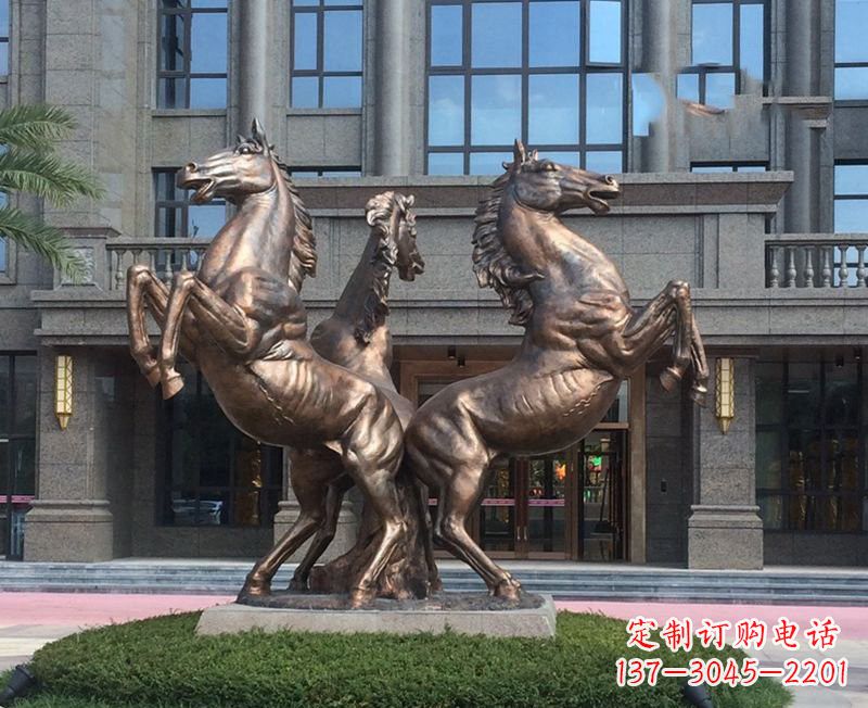 益阳小区立马铜雕