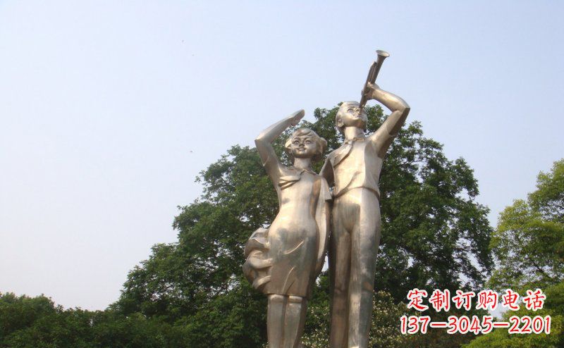 益阳校园吹军号敬礼的小学生人物景观铜雕