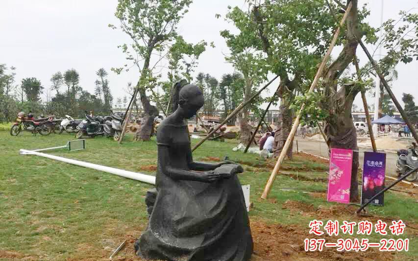 益阳校园看书女孩雕塑