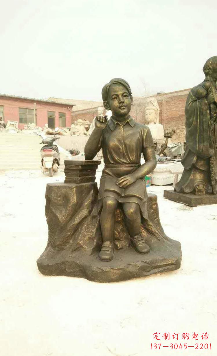 益阳校园看书思考的学生铜雕