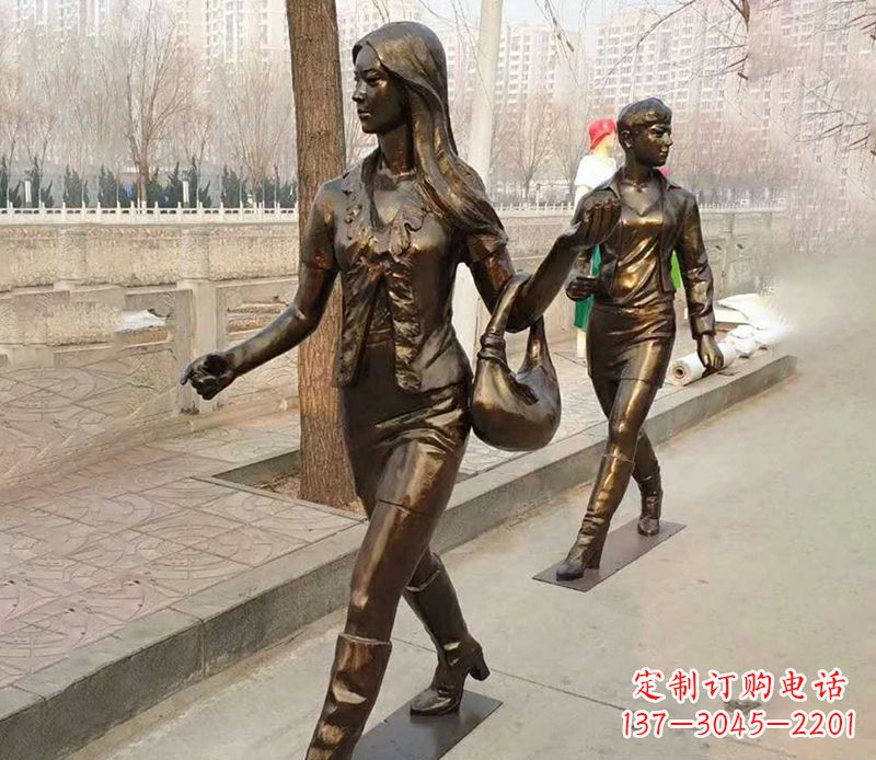 益阳行走的女人街边人物铜雕