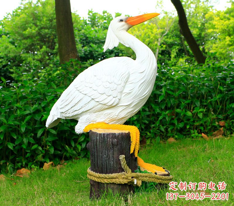 益阳一男一女抱一只鸽子雕像