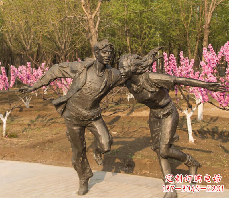 益阳游玩的情侣铜雕