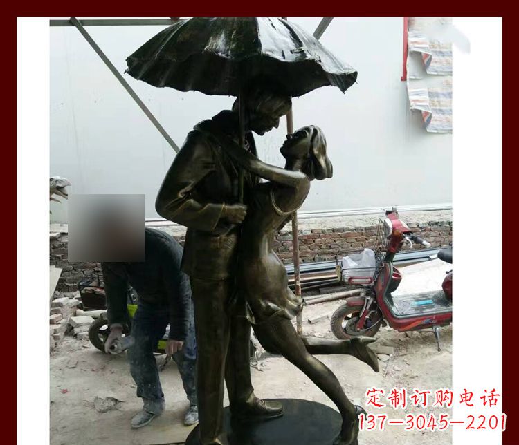 益阳雨伞下拥抱的情侣铜雕