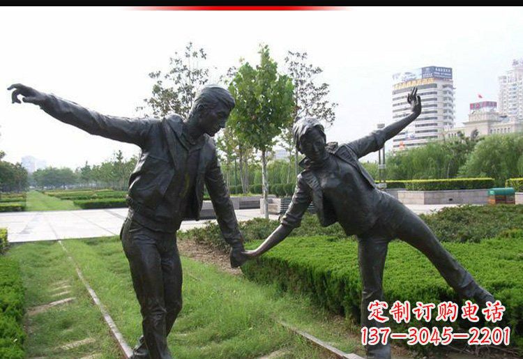 益阳走铁轨的情侣铜雕