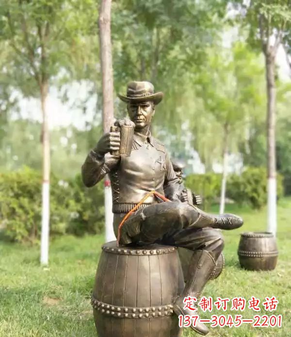 益阳坐酒桶喝啤酒的牛仔铜雕